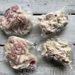 Duo bacon tranché et lardons de bajoue de porc mangalitsa fumée au bois d'érable