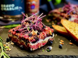 maturin, recette de tartare étagé de bœuf wagyu aux bleuets et croûtons au romarin , maturin.ca, épiceries, épicerie en ligne, fine, bio, commande en ligne, livraison à domicile, alimentation, producteur, consommateur, quebec, canada