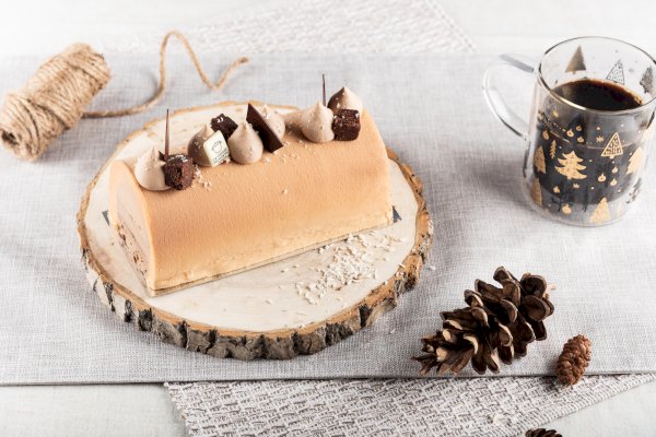bûche: mousse caramel, crémeux chocolat et brownie, la cuisine par marie-ève langlois , la cuisine par marie-eve langlois | maturin.ca, maturin, épicerie en ligne, commande en ligne, livraison à domicile, alimentation, producteur, quebec, canada